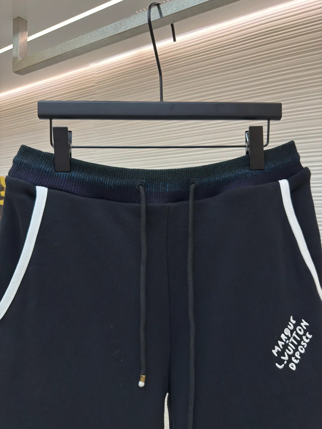 LOUIS VUITTON college style logo embroidered shorts ●Authentic product: Purchased and developed for 8900 ●Item number: 1680429-A55 ●Material: cotton sweatshirt fabric ●Technology: embroidery process ●Version: fitted version ●Weight: about 535 grams ●Size: S-M-L-XL ●Description: Made of double-ply yarn, carefully selected cotton sweatshirt fabric, with iridescent ribbing lighting up the waist, just like the brilliant aurora appearing in the night sky, and the white webbing on both sides is simple and neat. The LV logo embroidery on the left leg is like an artist's delicate brushstrokes, adding a mysterious and gorgeous atmosphere. The overall wiring is straight and delicate, the fabric is comfortable and soft, and the color is consistent without color difference. It can be matched with the same style to create a fashionable look and control various occasions. Customized accessories, complete with three standards, same style for men and women!